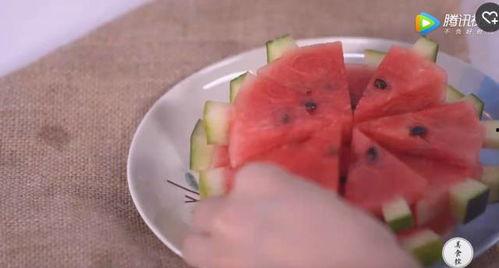 优雅吃瓜抢老头的瓜,优雅吃瓜，抢夺老头瓜果的欢乐时光