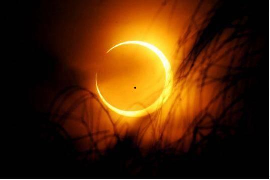 日环食吃瓜图片,吃瓜群众见证天象奇景