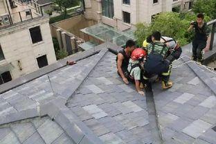 两男生楼顶吃瓜,两男生共享夏日悠闲时光