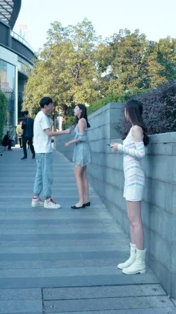 大学情侣吵架吃瓜,吃瓜群众围观校园爱情风云