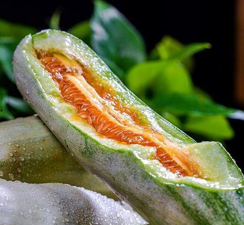 小孩子吃大瓜,小宝贝挑战大瓜美食之旅