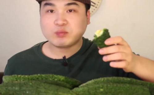 小伙自己吃瓜吗,揭秘他的吃瓜日常