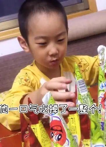 男生玩手机吃瓜,男生沉迷手机“吃瓜”现象解析