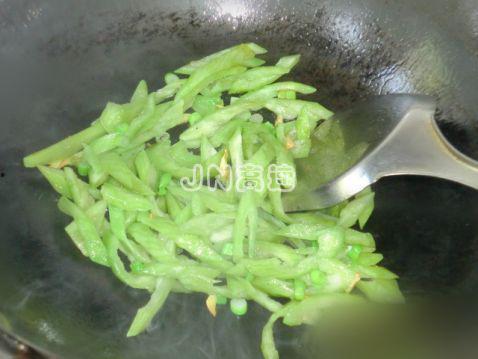 炒蛇瓜怎么吃,家常美味新尝试